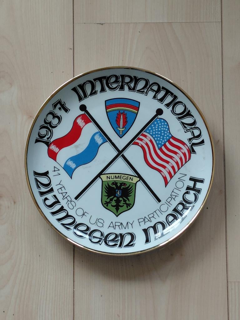 Bord Nijmeegse Vierdaagse US Army Europe uit 1987., Verzamelen, Militaria | Algemeen, Ophalen of Verzenden, Landmacht, Nederland
