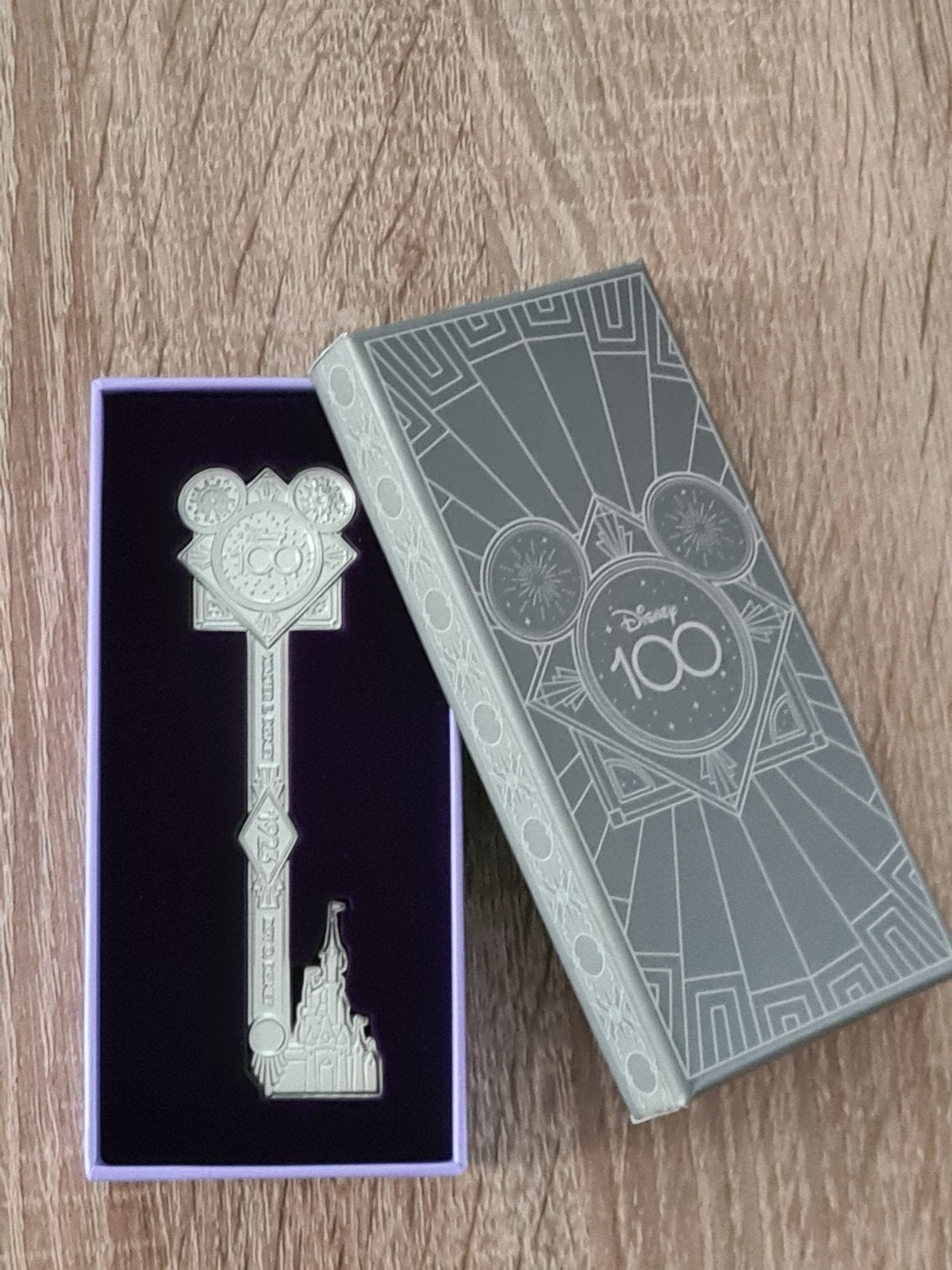 Disneyland Parijs Disney 100 Jaar Sleutel - Limited Edition, Verzamelen, Verzenden, Overige figuren, Nieuw, Overige typen