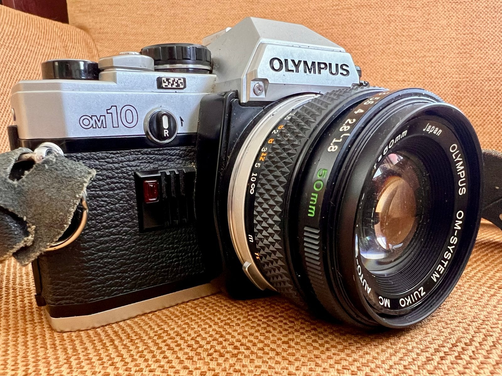 Olympus OM10 spiegelreflexcamera met 50mm f/1.8 lens, Audio, Tv en Foto, Fotocamera's Analoog, Ophalen of Verzenden, Zo goed als nieuw