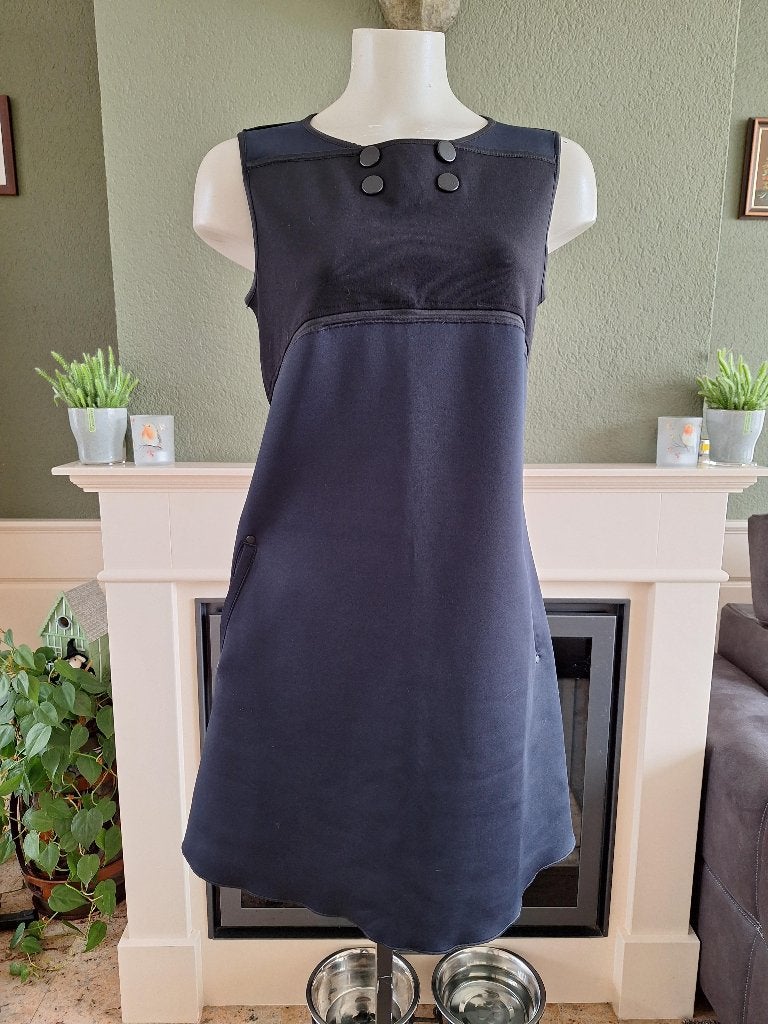 High Use Donkerblauwe mouwloze jurk met knoopdetails, Maat 38/40 (M), Zo goed als nieuw, Knielengte, Verzenden