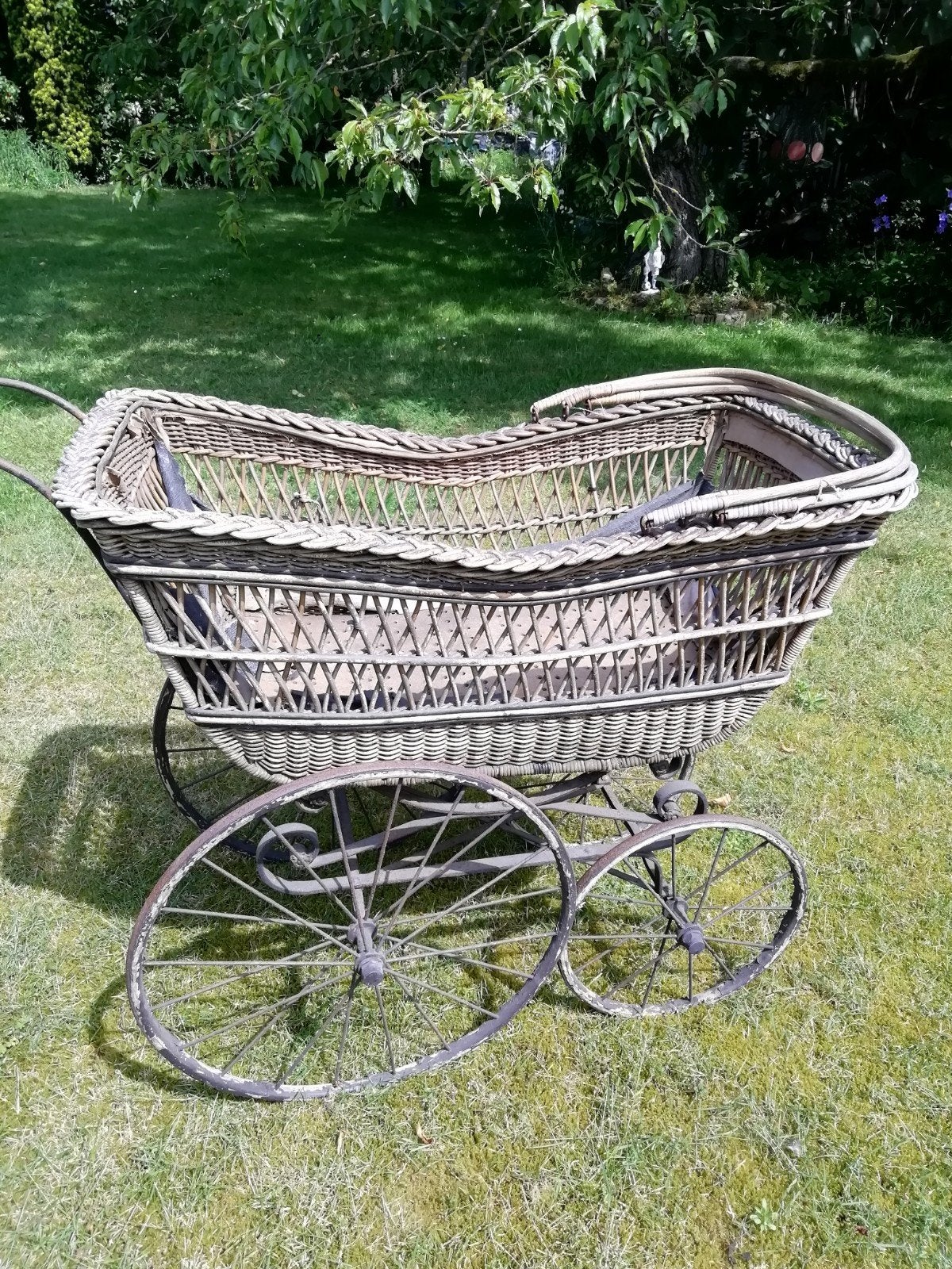 Antieke rieten kinderwagen met metalen wielen, Antiek en Kunst, Antiek | Overige Antiek, Ophalen