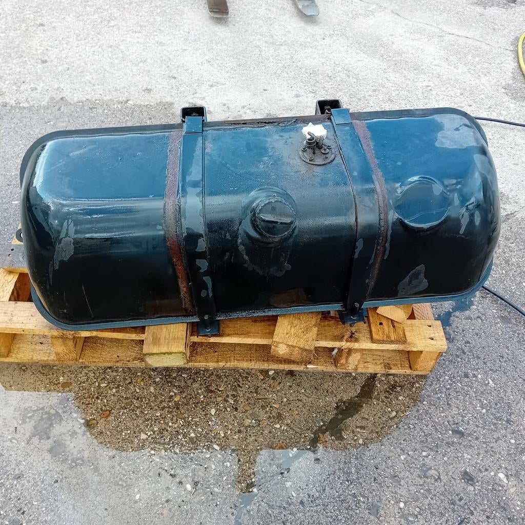 Mercedes 508 / 608 Brandstoftank met ophanging, Ophalen