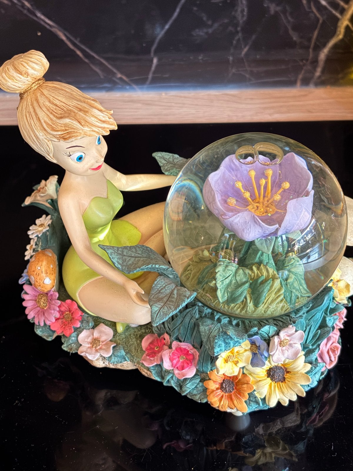 Tinkerbell snowglobe met muziekdoos - vleugels afgebroken, Verzamelen, Disney, Gebruikt, Beeldje of Figuurtje, Mickey Mouse, Ophalen of Verzenden