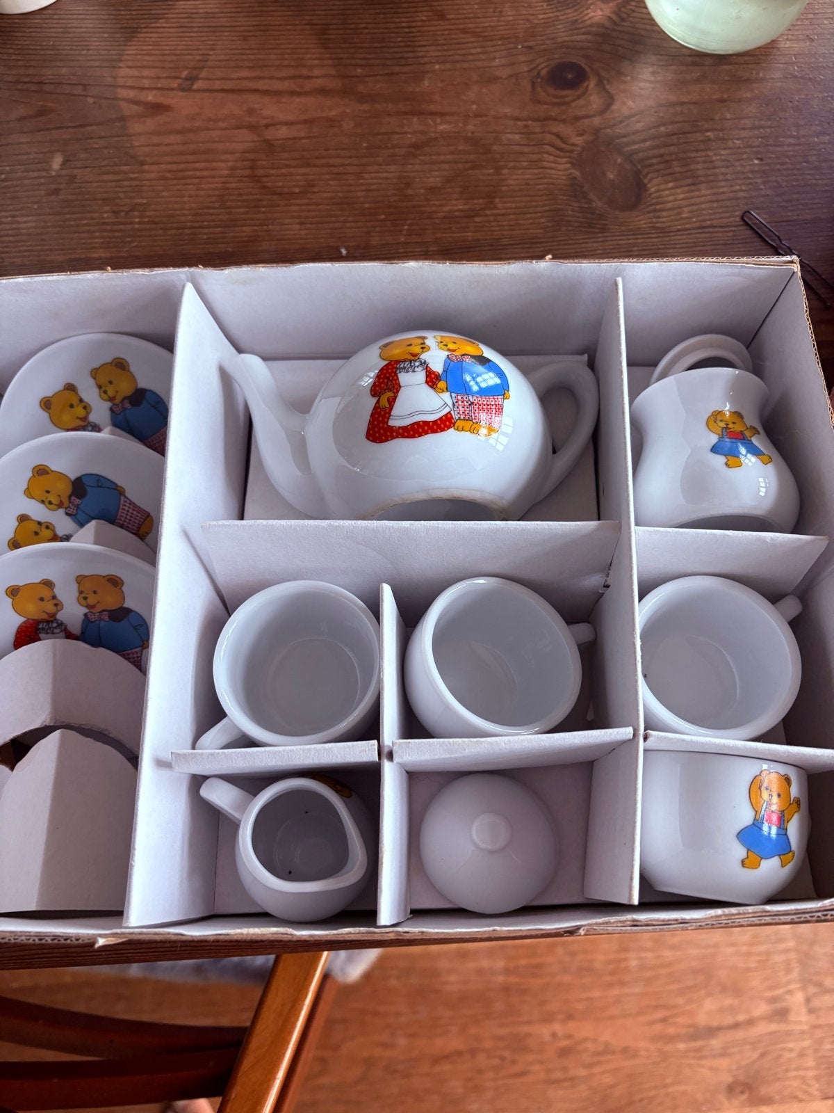 Porseleinen 12-delig kinder thee-serviesje beren in doos, Ophalen, Zo goed als nieuw, Jongen of Meisje