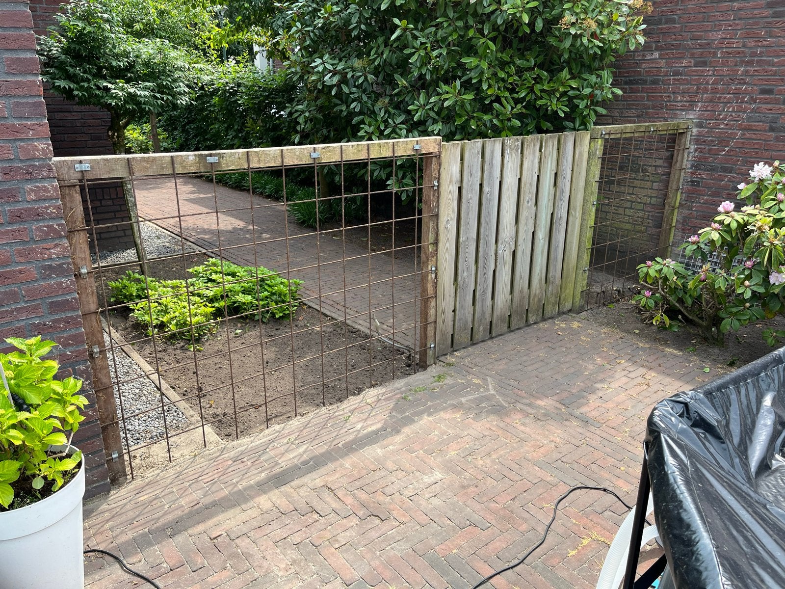 Gratis tuinpoort - Houten poort met gaas / wapening, Tuin en Terras, Tuinpoorten, Ophalen, Gebruikt, 100 tot 150 cm, Draaipoort