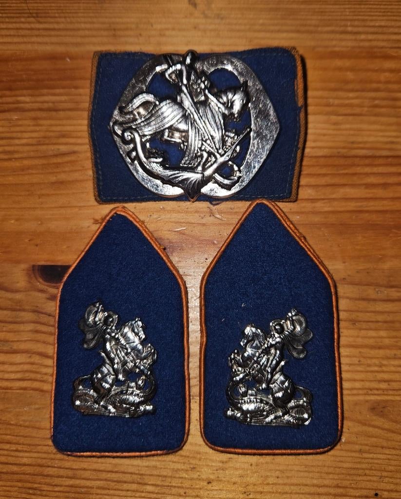 Baretembleem + kraagspiegels Huzaren van Oranje, Ophalen of Verzenden, Landmacht, Nederland, Embleem of Badge