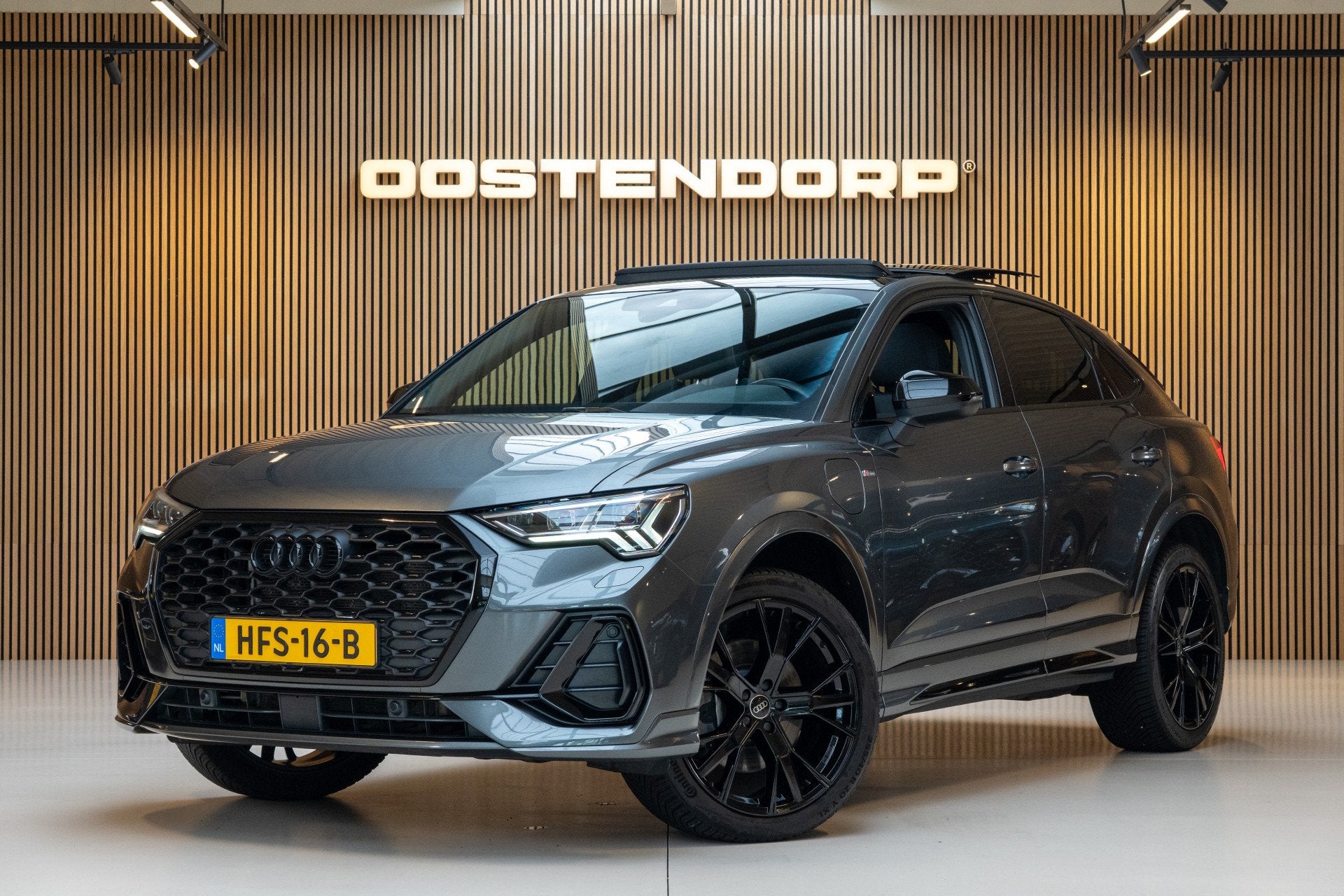 Audi Q3 Sportback 45TFSIe/245pk S-Line Blackstyle|2022|Panor, Auto's, Dealer onderhouden, Gebruikt, Zwart, 700 kg