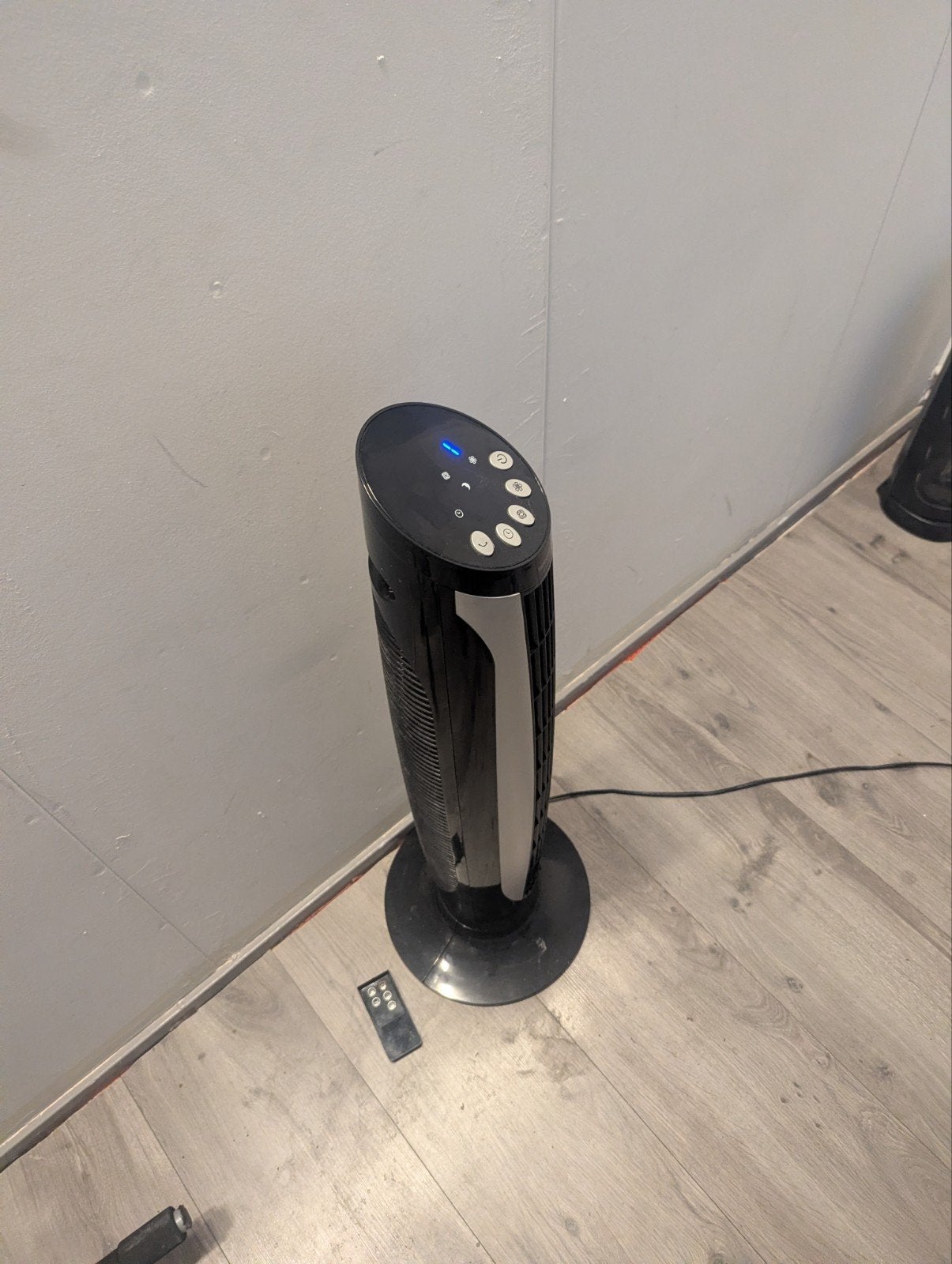 Zwarte torenventilator met afstandsbediening, Ophalen of Verzenden, Ventilator met afstandsbediening, Gebruikt, Torenventilator