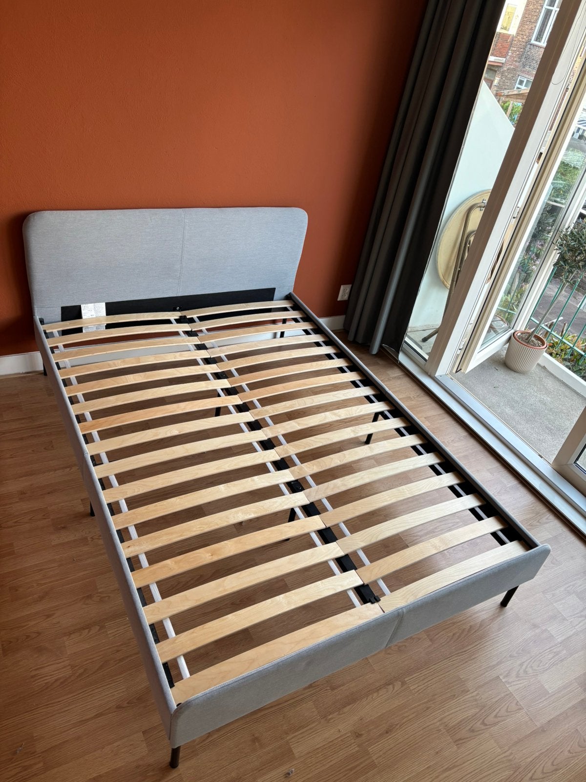 Bedframe 140x200 IKEA Slattum, Huis en Inrichting, Slaapkamer | Bedden, Ophalen, Overige materialen, 140 cm, Zo goed als nieuw