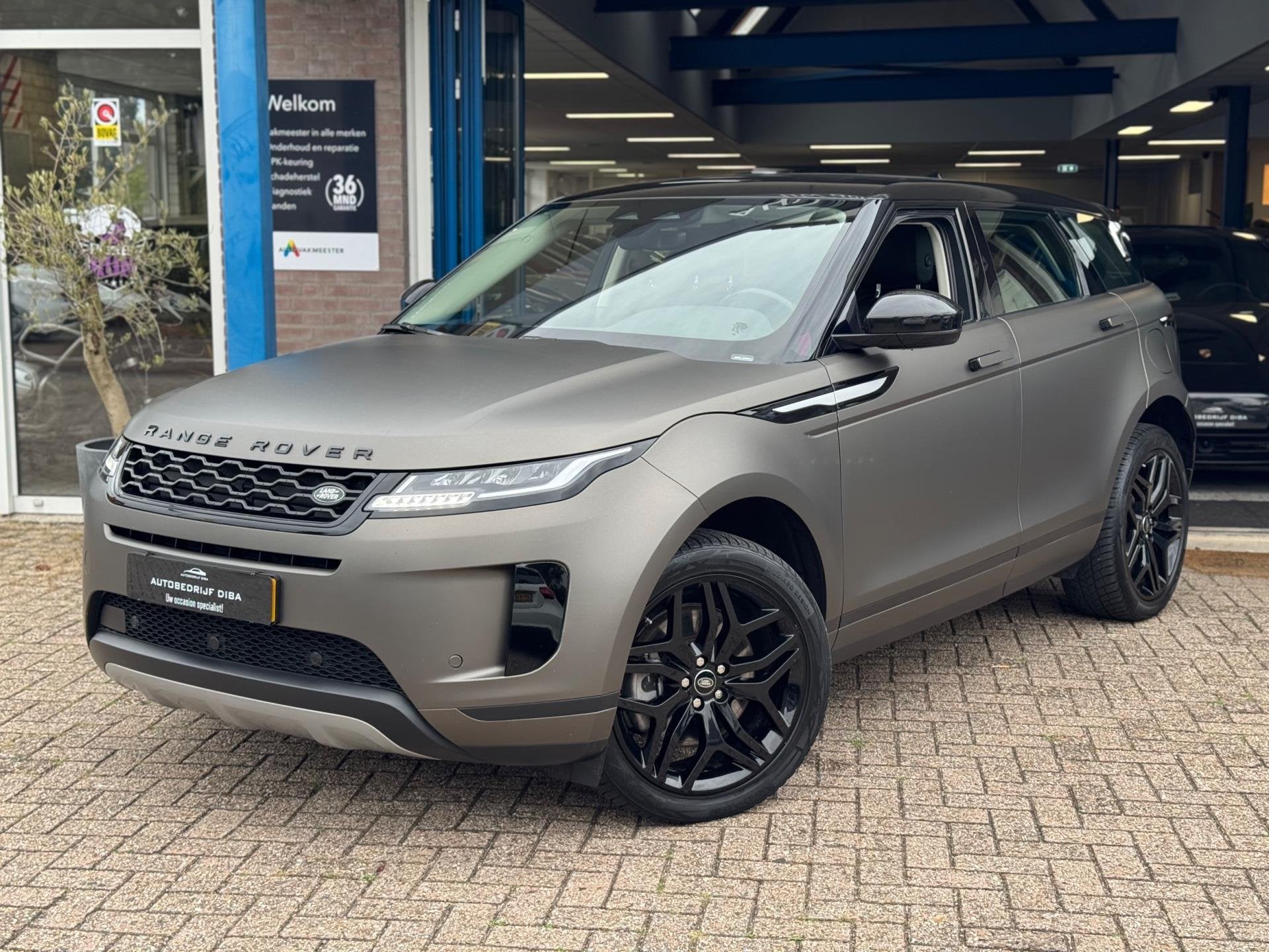 Land Rover Range Rover Evoque 1.5 P300e AWD SE 2022 FULL NAP, Auto's, Dealer onderhouden, Bruin, Vierwielaandrijving, Hybride Elektrisch/Benzine