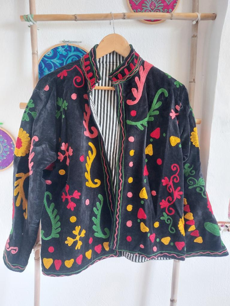 Zwart fluwelen Suzani jasje, one size (t/m maat L)., Kleding | Dames, Jasjes, Kostuums en Pakken, India, Verzenden, Zwart, Maat 42/44 (L)