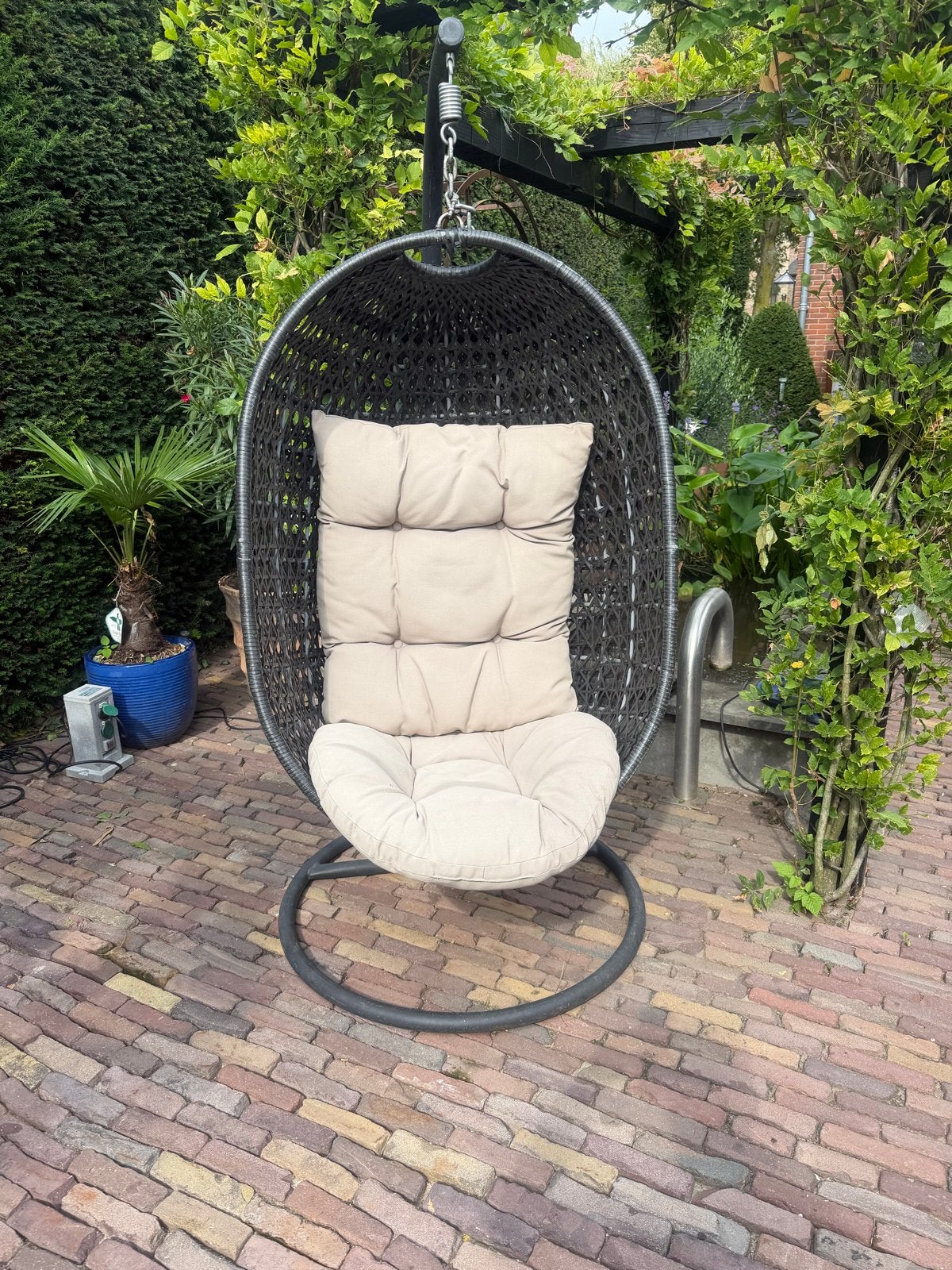 Comfortabele hangstoel met kussen voor buiten, Tuin en Terras, Ophalen of Verzenden, Gebruikt, Wicker