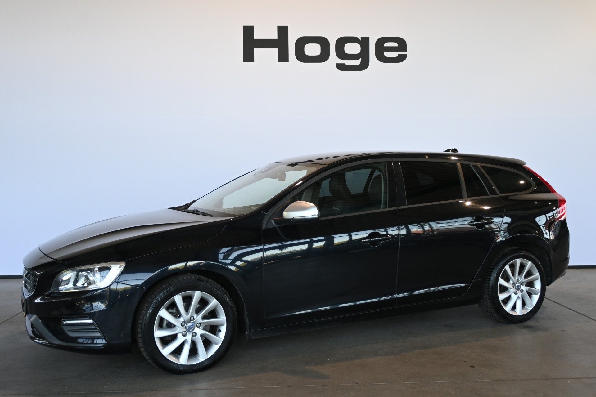 Volvo V60 1.6 D2 Summum Automaat Clima Navigatie Trekhaak Go, Gebruikt, 4 cilinders, Met garantie (alle), Origineel Nederlands