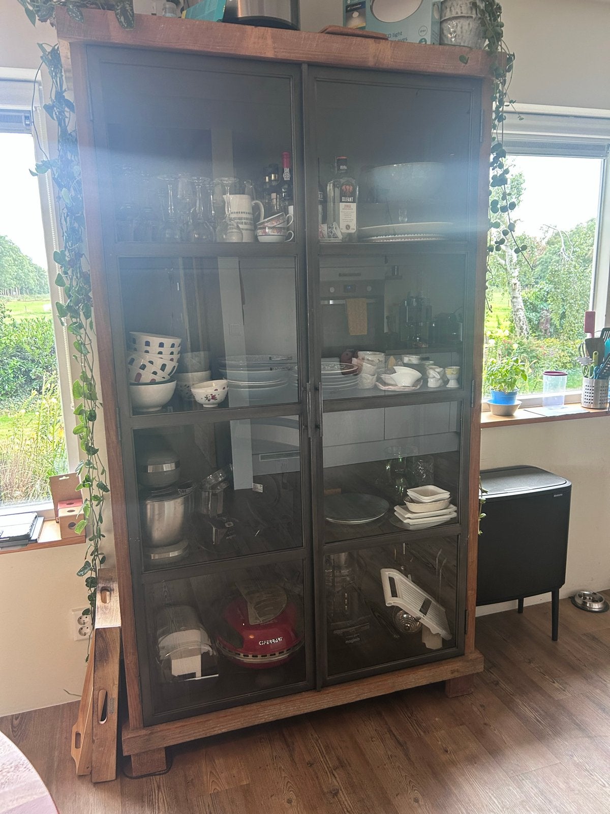 Eikenhouten Servieskast met Glazen en Metalen Deuren, Ophalen, Gebruikt, 100 tot 150 cm, Eikenhout