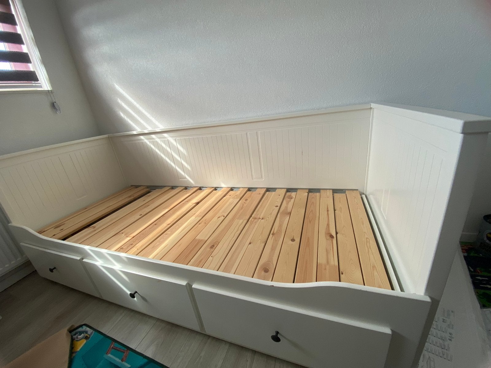 Ikea bed 1 persoons kan tot 2 persoons bed worden, Huis en Inrichting, Slaapkamer | Bedden, Ophalen, 90 cm, Eenpersoons, Wit