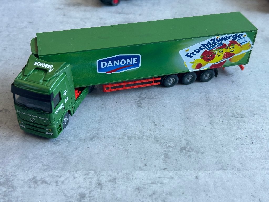 Wiking 1:87 Mercedes Danone, Hobby en Vrije tijd, Modelauto's | 1:87, Ophalen of Verzenden, Zo goed als nieuw, Bus of Vrachtwagen