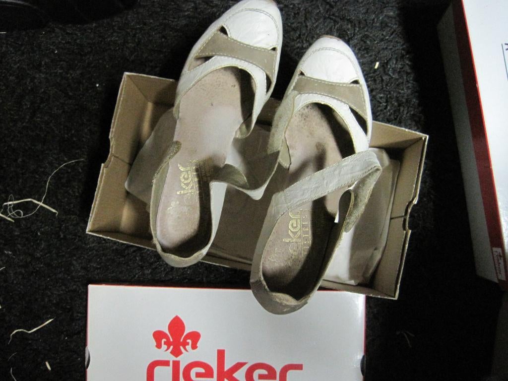 Rieker dames schoenen met bandje kleur wit maat 38, Schoenen met lage hakken, Wit, Ophalen of Verzenden, Zo goed als nieuw