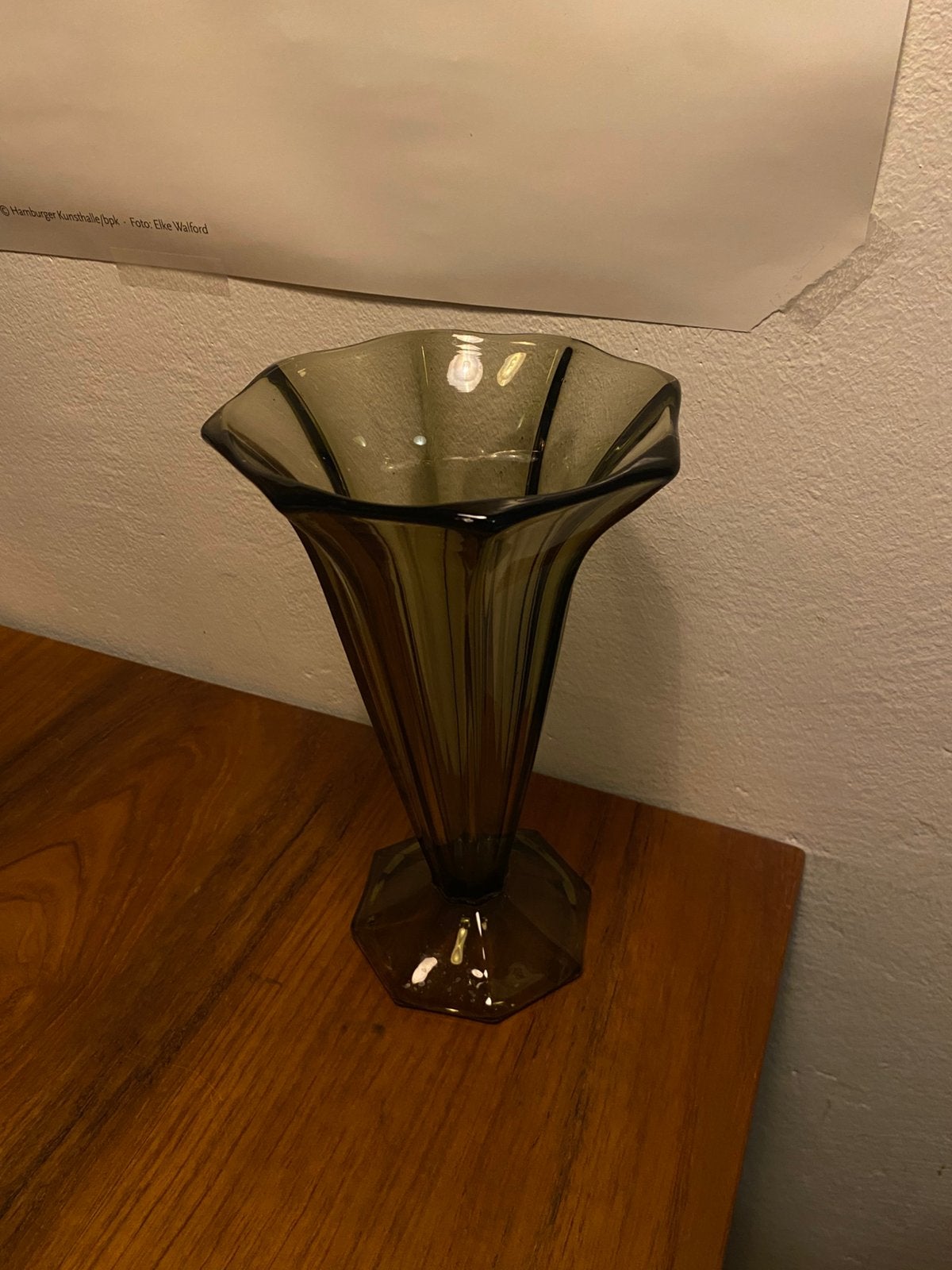 Groene glazen bloemen vaas uitlopend, Ophalen of Verzenden, Zo goed als nieuw, Groen, Glas