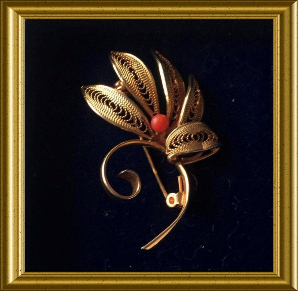 Filigrain broche met bloedkoraaltje, Ophalen of Verzenden, Overige materialen, Broche