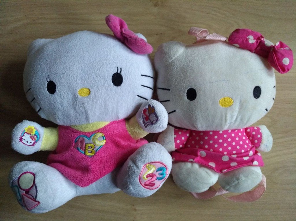 2 knuffels | Hello Kitty van Sanrio - 25 + 22 cm (Origineel), Ophalen, Gebruikt, Overige merken, Met kleding of accessoire