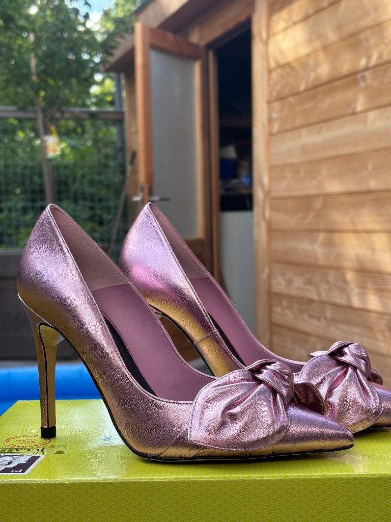 €175 metallic bow court shoe heel maat 38, Nieuw, Ophalen of Verzenden, Schoenen met hoge hakken, Roze