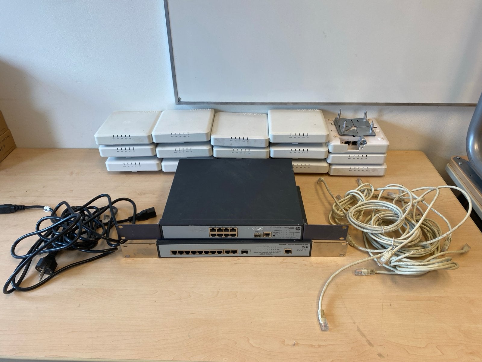 HP V1906-10G-PoE Switch & 15 x ruckus r 500 acces points, Computers en Software, Netwerk switches, Ophalen of Verzenden, Gebruikt
