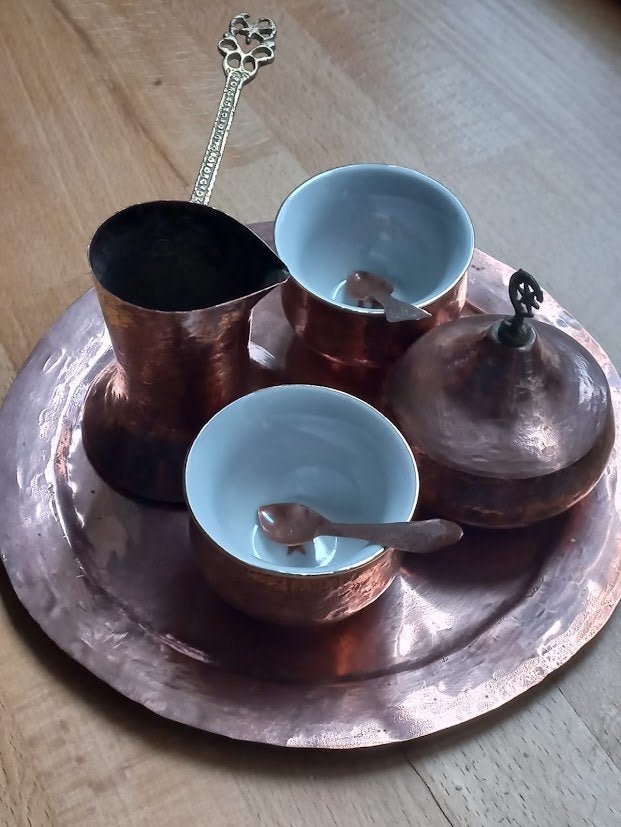 Authentiek gehamerde Turkse koffieset uit 1960, Antiek en Kunst, Ophalen, Koper