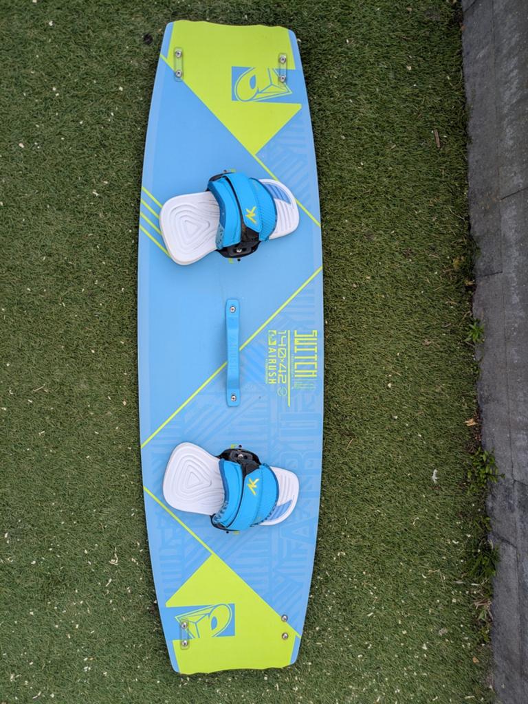Airush Kiteboard 140x42 - Perfect voor beginners, Watersport en Boten, Kitesurfen, Ophalen, Gebruikt, Twintip, Kiteboard
