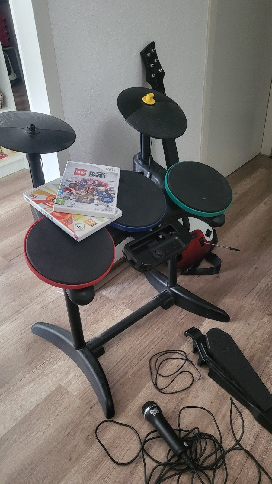 Wii Rock Band set: drumstel, gitaar, microfoon en games, Ophalen of Verzenden, Gebruikt, Zonder controller, Met games