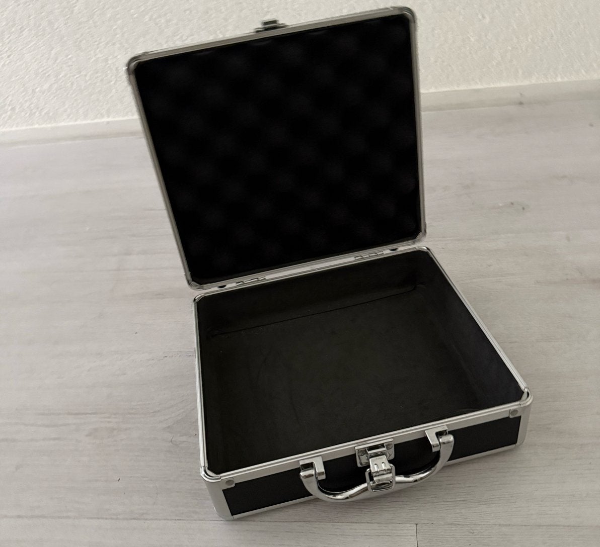 Zwarte aluminium koffer met schuimrubberen interieur, Gebruikt, Minder dan 50 cm, Ophalen of Verzenden, Minder dan 35 cm