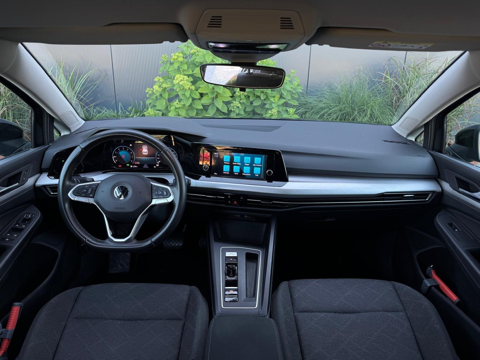 Volkswagen Golf 1.0 eTSI Life AUTO NAVI | CARPLAY | SPORTVEL, Stof, Gebruikt, Met garantie (alle), 23 km/l