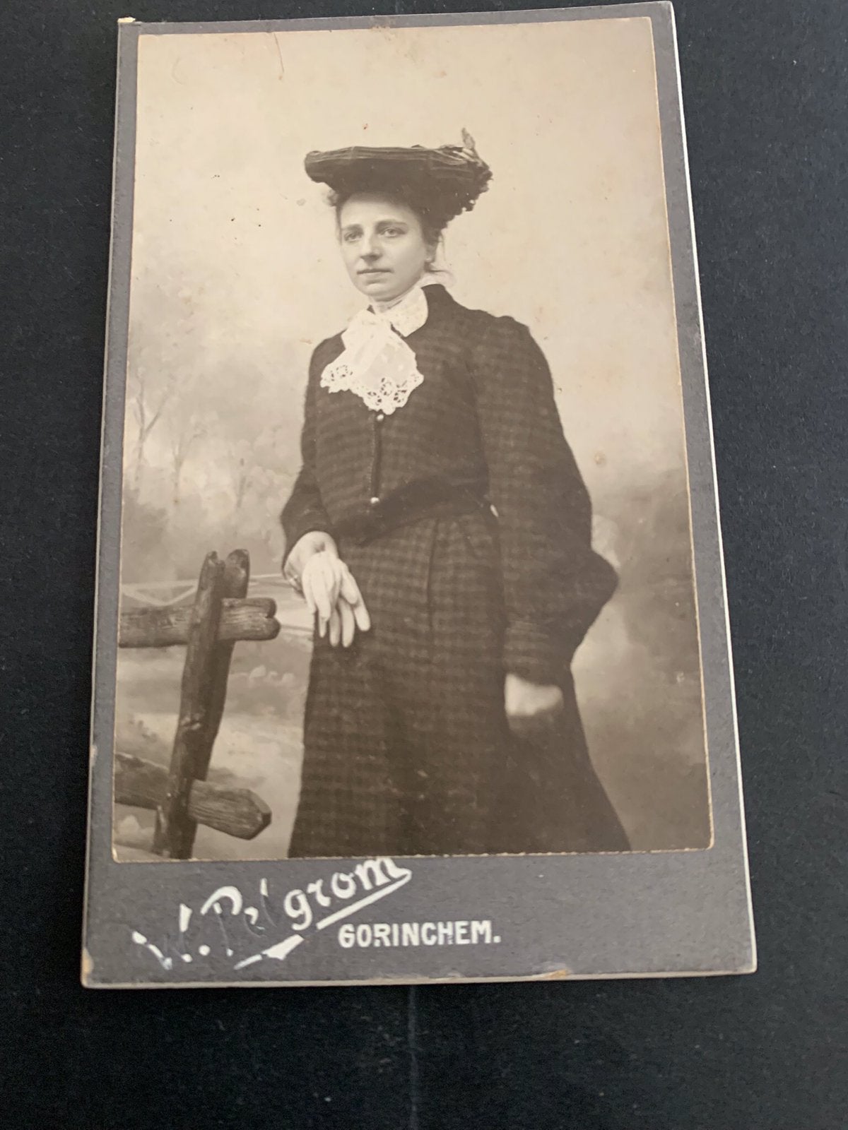 cdv carte de visite dame hoed Gorinchem W Pelgrom, Verzamelen, Verzenden, Voor 1940, Zo goed als nieuw, Foto
