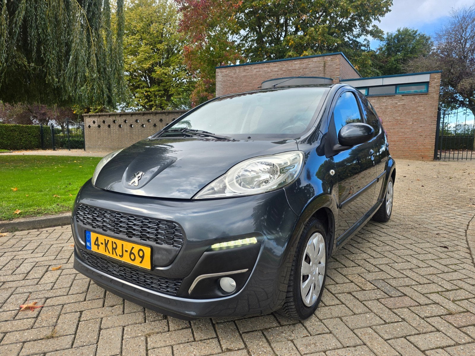 Peugeot 107 1.0 2013 AUTOMAAT | AIRCO | APK 09-10-27 | NAP!, Auto's, Stof, Zwart, 4 stoelen, 68 pk