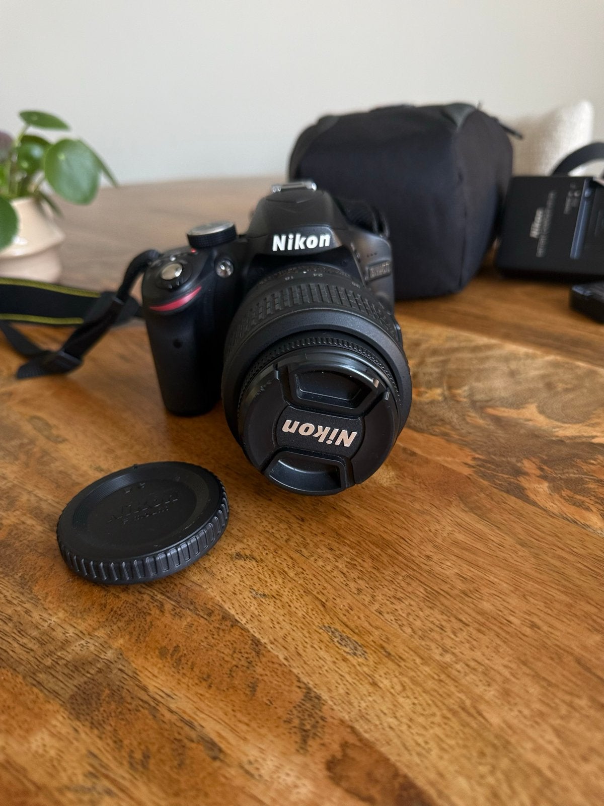 Nikon D3200 spiegelreflexcamera met 18-55mm lens, Spiegelreflex, Zo goed als nieuw, 4 t/m 7 keer, Accu