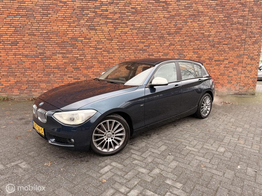 BMW 1-serie 118i Urban Line Automaat weinig KM, Euro 5, Achterwielaandrijving, Gebruikt, Parkeersensor