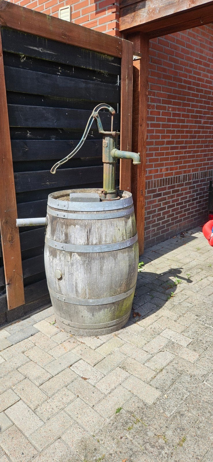 Oude handpomp op wijnvat - defect, voor decoratie/herstel, Ophalen