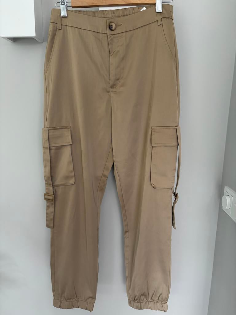 Zandkleurige glanzende cargo broek - Maat 36, Beige, Ophalen of Verzenden, Zo goed als nieuw, Maat 36 (S)