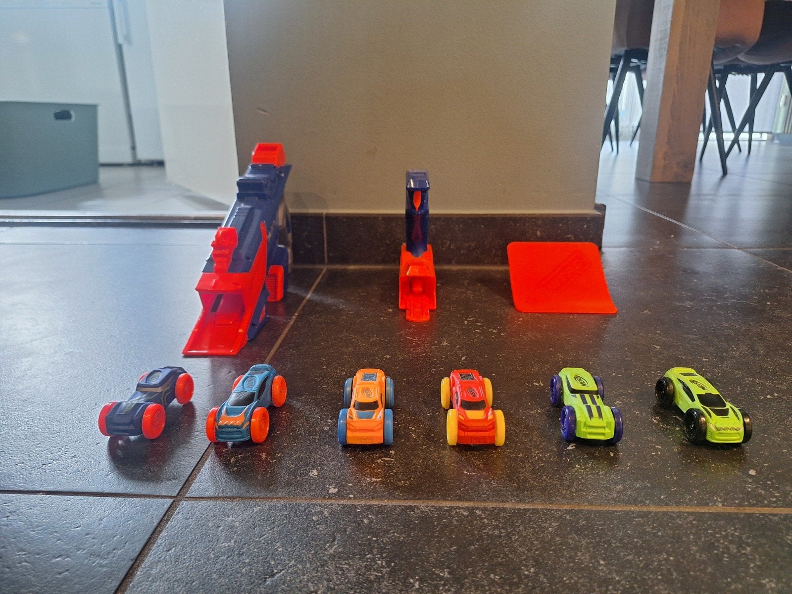 Nerf Nitro Blaster met 6 auto's en schans, Ophalen of Verzenden, Gebruikt