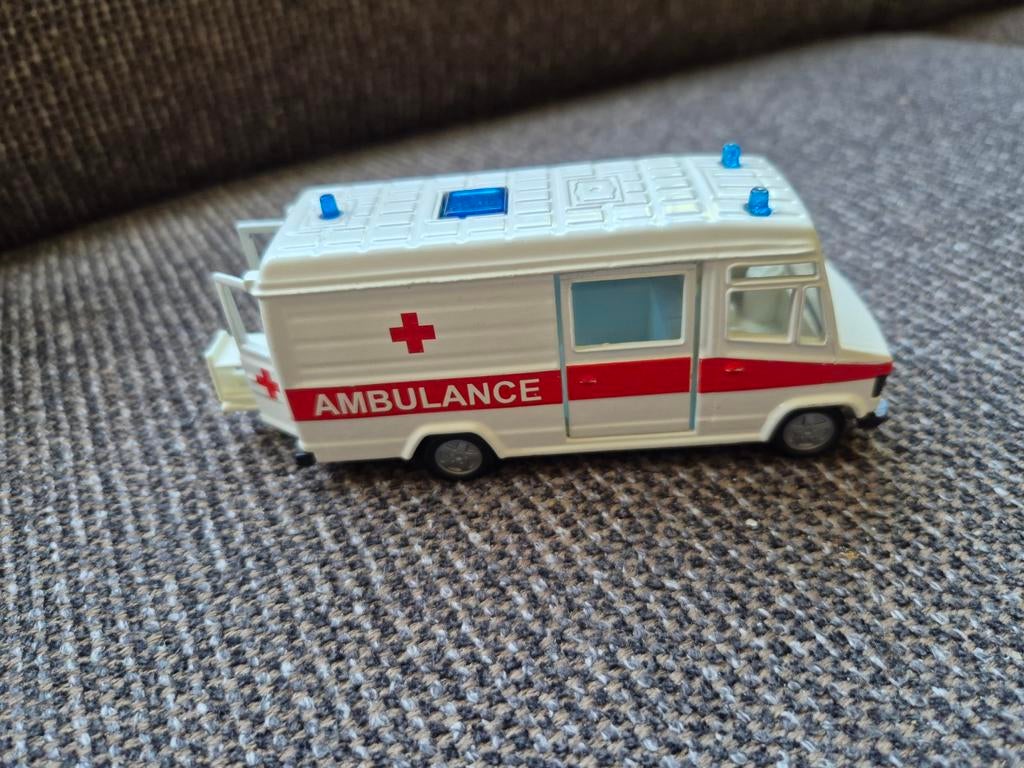 Siku Ambulance Mercedes-Benz 809D met brancard, Ophalen of Verzenden, Gebruikt