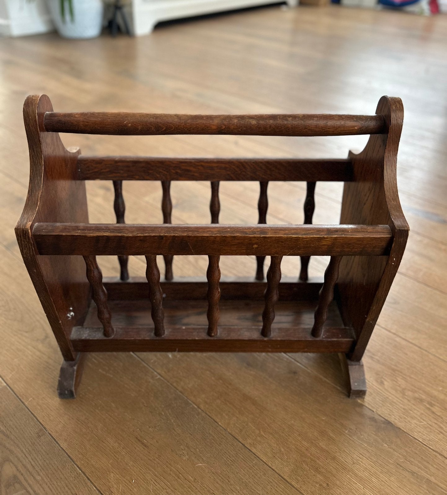 Vintage houten krantenbak - Klassiek en functioneel, Huis en Inrichting, Ophalen, Gebruikt, Vintage, Hout