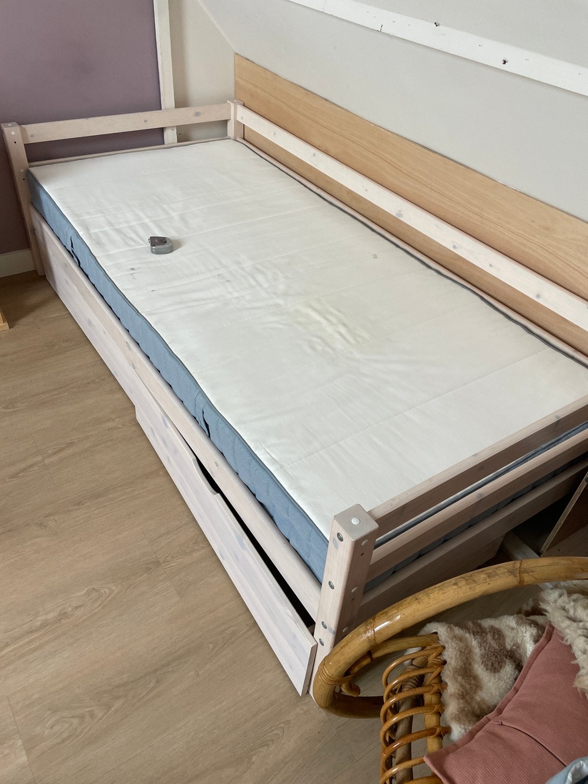 Eenpersoonsbed Leen Bakker met IKEA matras en lades, Ophalen, Gebruikt, 90 cm, Eenpersoons