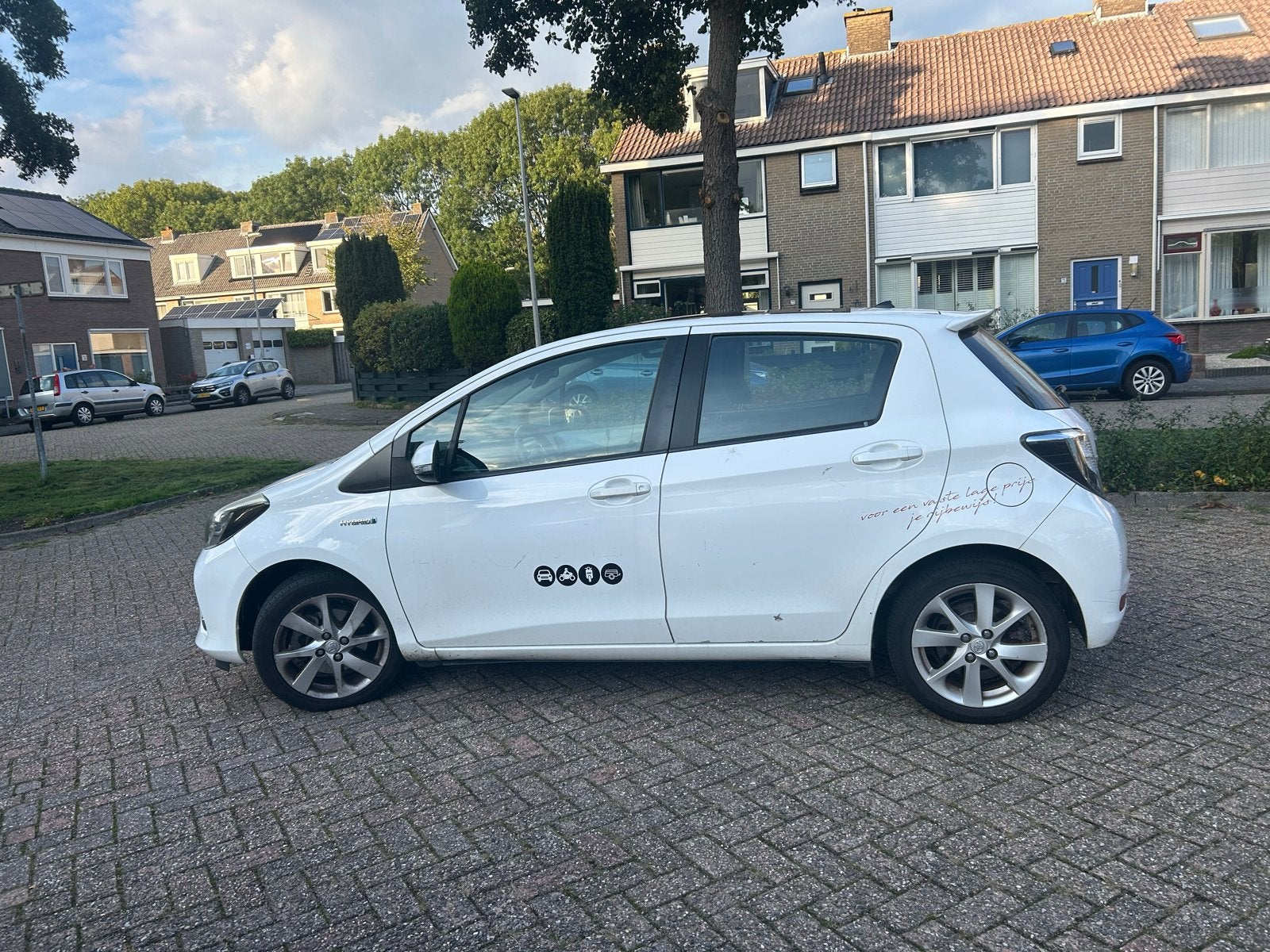 Toyota Yaris 1.5 Full Hybrid 5DR 2013 apk 2027, Auto's, 74 pk, Zwart, 4 cilinders, 1070 kg