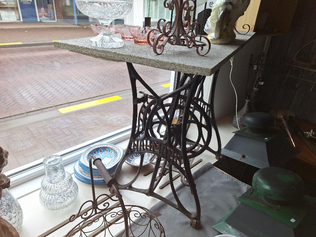 Leuke tuintafel met smeedijzer onderstel, Ophalen, Gebruikt, Onbekend, Onbekend