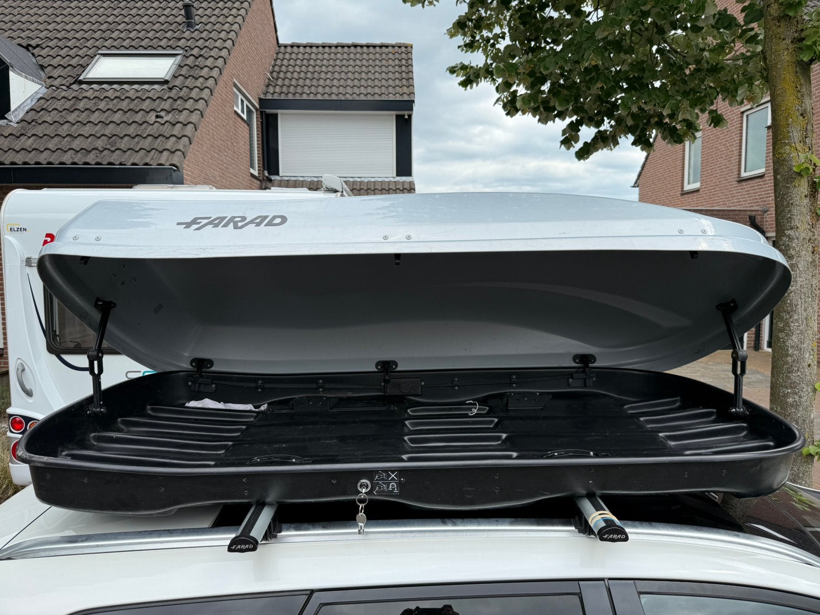 Te Huur. Ruime Farad dakkoffer N7 680 liter, Ophalen, Zo goed als nieuw