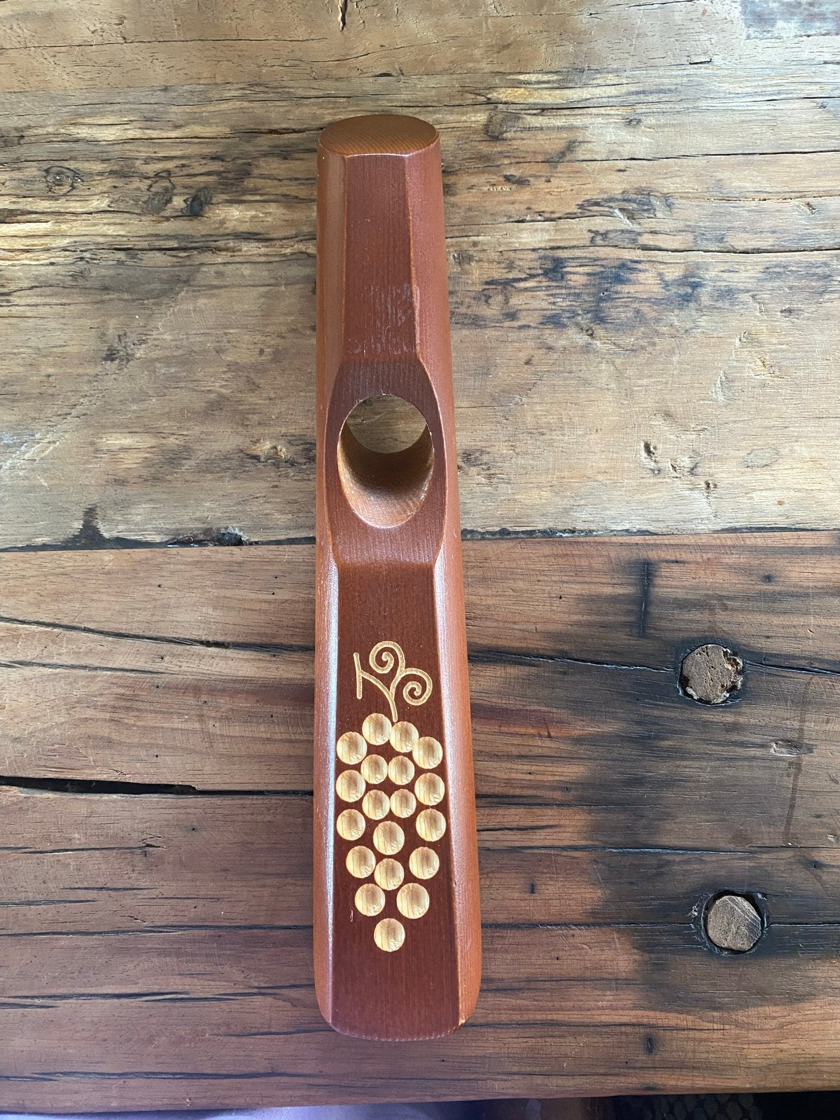 Houten Wijnfles Standaard met Druiven Decoratie, Huis en Inrichting, Ophalen of Verzenden, Zo goed als nieuw, Minder dan 5 flessen