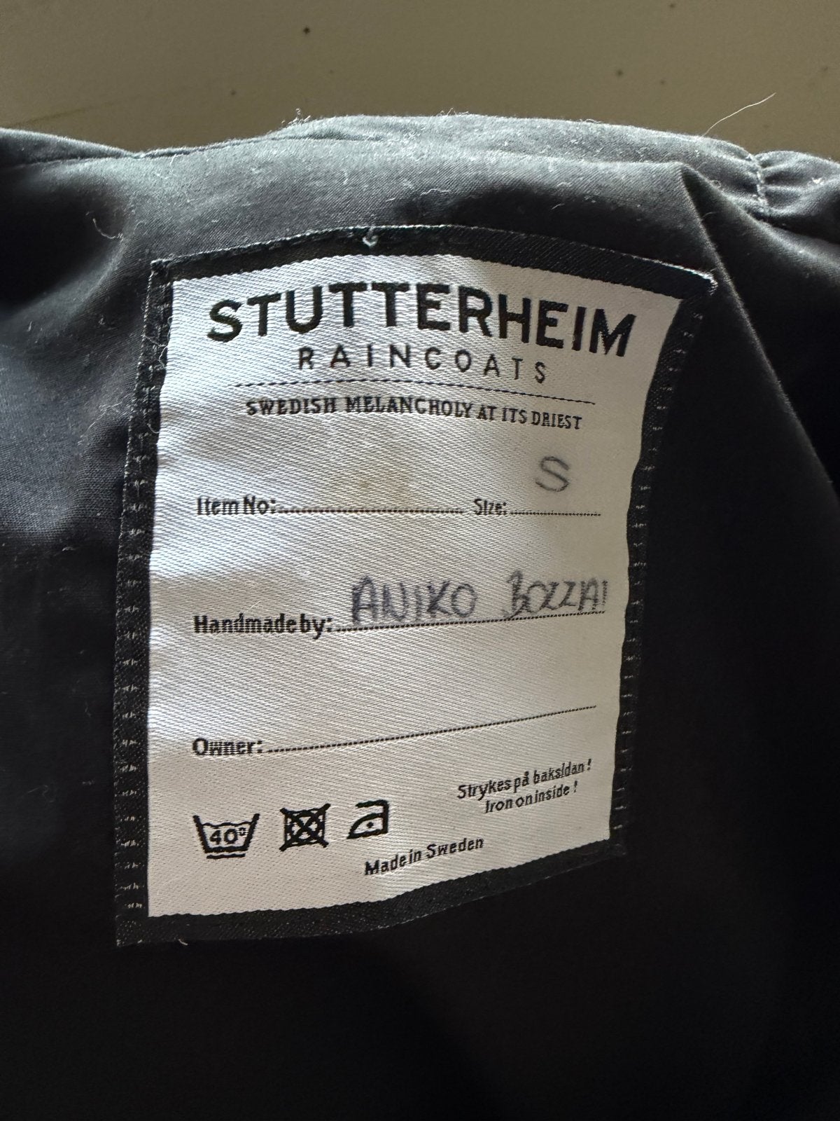 Unieke handgemaakte Stutterheim regenjas - Maat S, Kleding | Dames, Ophalen of Verzenden, Zo goed als nieuw, Maat 36 (S), Zwart