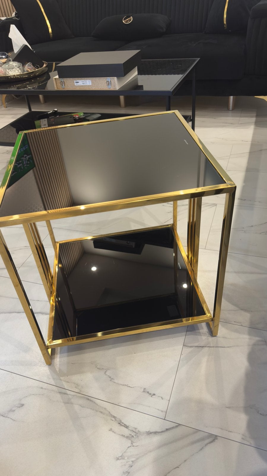 Gouden bijzettafel met zwart glazen blad, 45 tot 60 cm, Minder dan 55 cm, Metaal of Aluminium, Vierkant