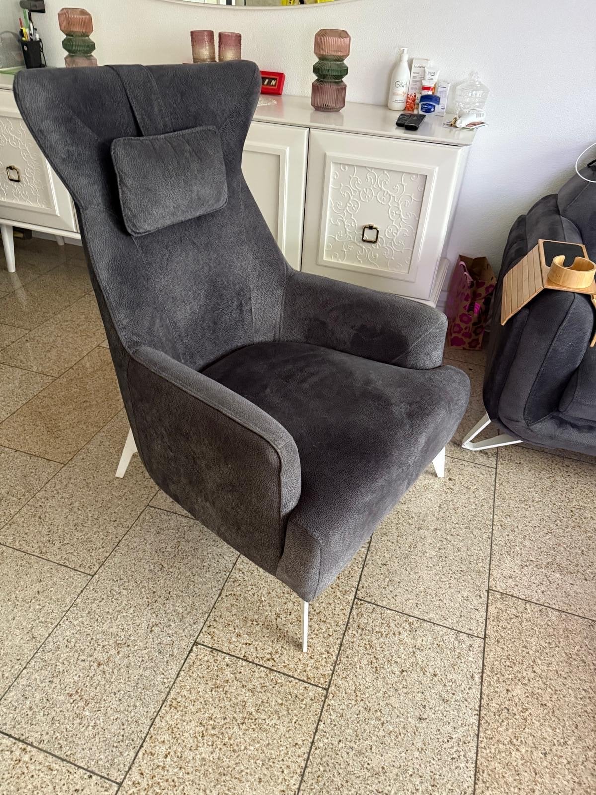 Foto 2 van Moderne grijze fauteuil met witte poten