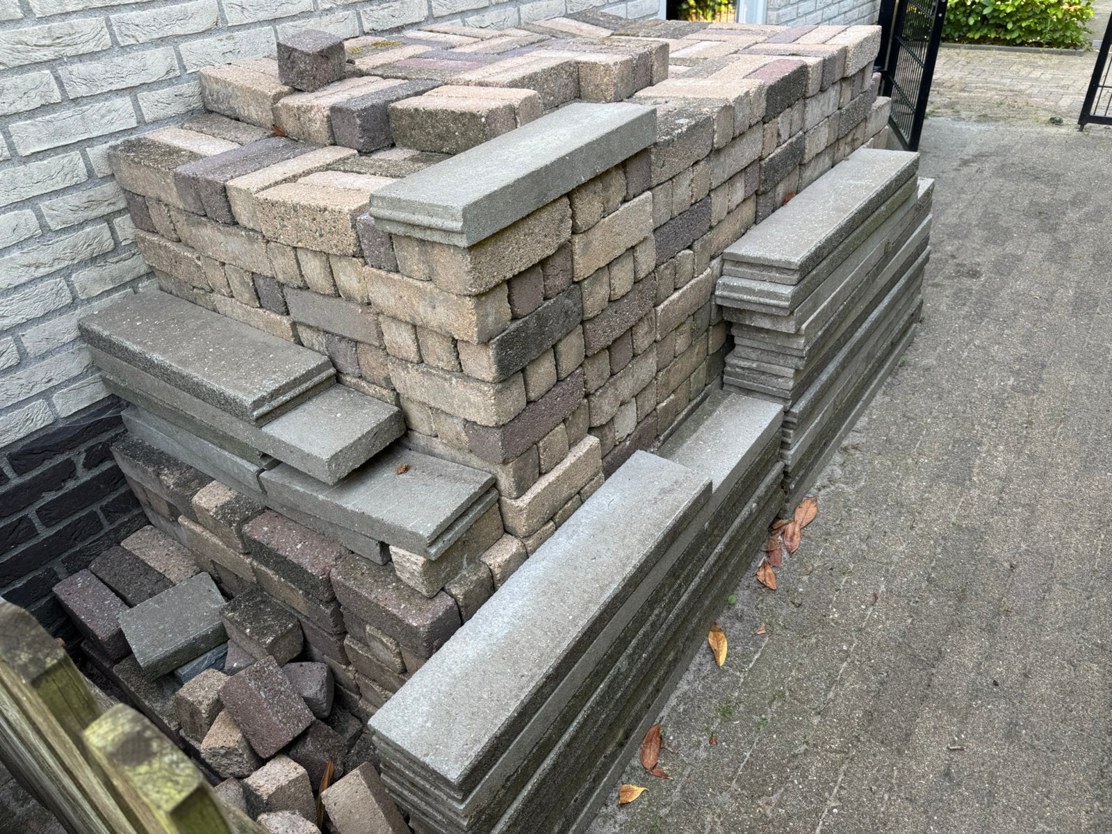 Gratis af te halen, partij klinkers en afsluitbanden, Tuin en Terras, Ophalen, Gebruikt, Beton, Klinkers