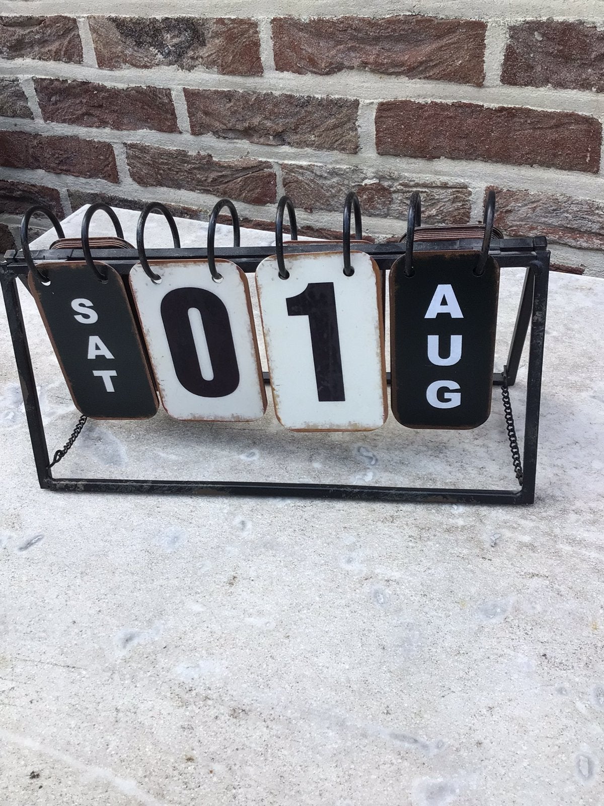 Metalen kalender in metaal manuweel, Ophalen